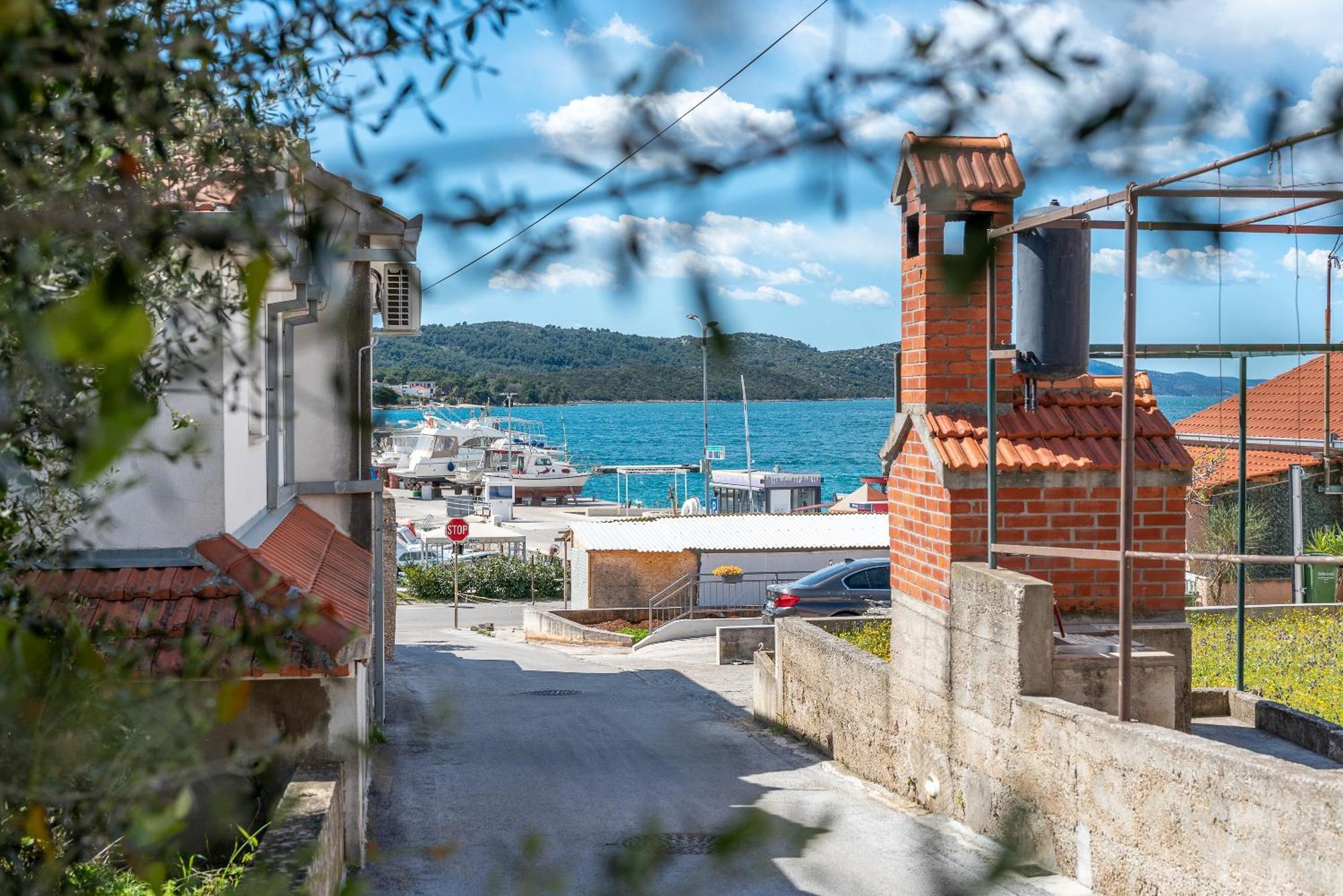 Apartment Radic-Perfect Location For Summer Activities Trogir Exterior foto