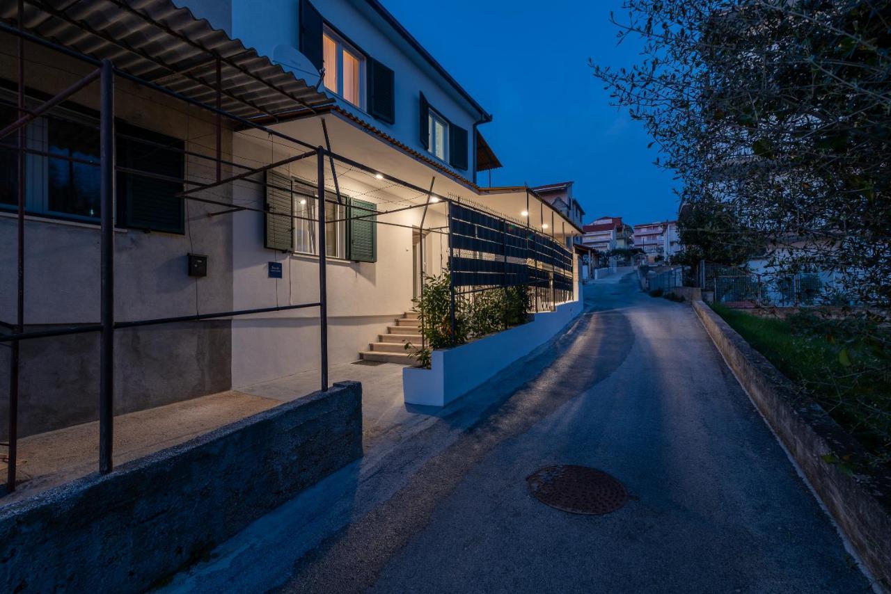 Apartment Radic-Perfect Location For Summer Activities Trogir Exterior foto