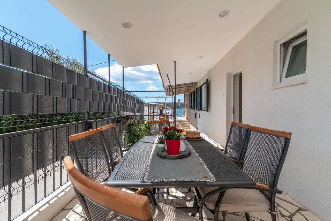 Apartment Radic-Perfect Location For Summer Activities Trogir Exterior foto